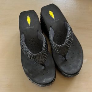 Black, volatile flip flops